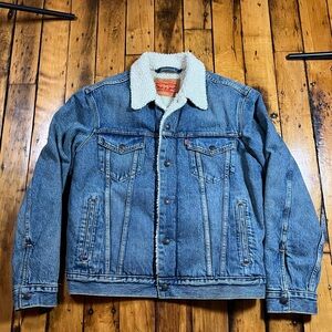 Levi’s Men’s Medium Sherpa Lined Trucker Denim Jacket Medium Wash Classic Jean